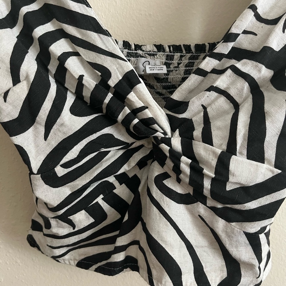 Twist Front Top - Picture 2 of 6